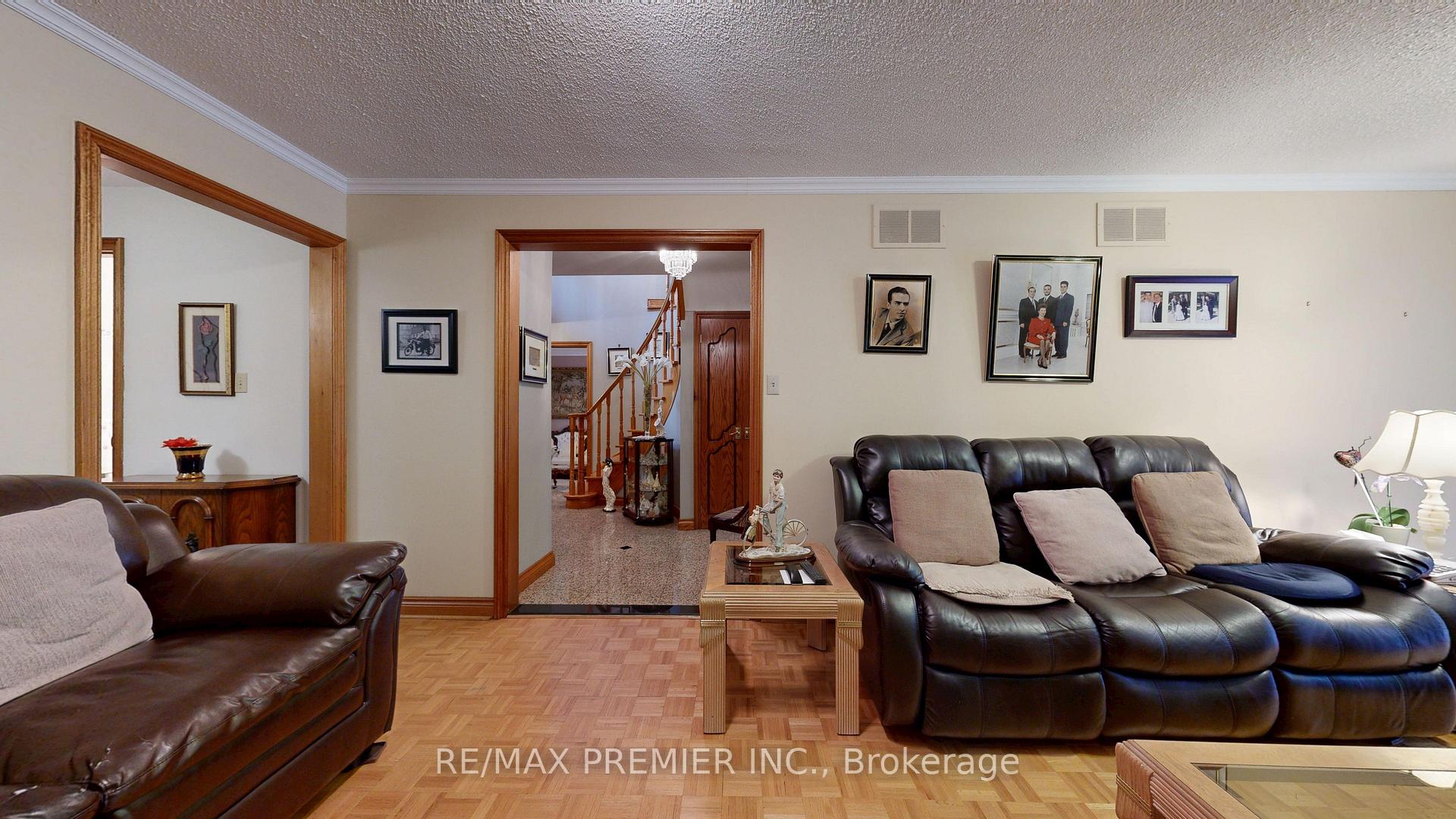 Photo 5 of 55 Chiswick Avenue, North York, Brookhaven-Amesbury — HOMEH