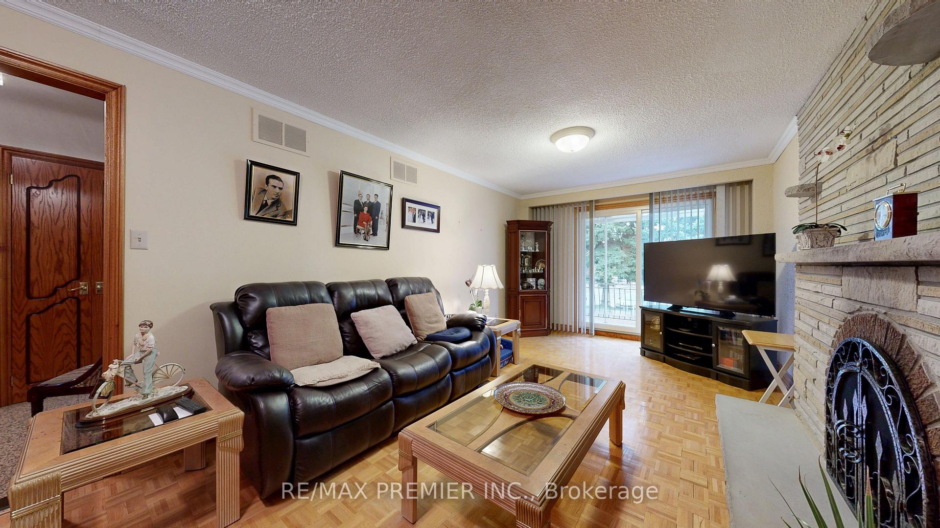 Photo 6 of 55 Chiswick Avenue, North York, Brookhaven-Amesbury — HOMEH