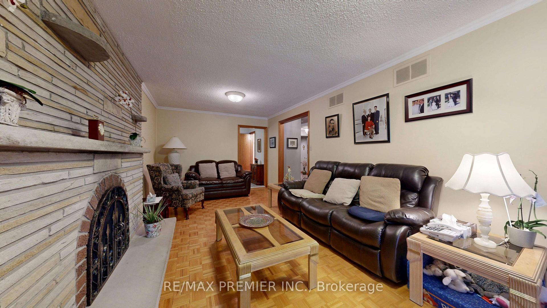 Photo 7 of 55 Chiswick Avenue, North York, Brookhaven-Amesbury — HOMEH