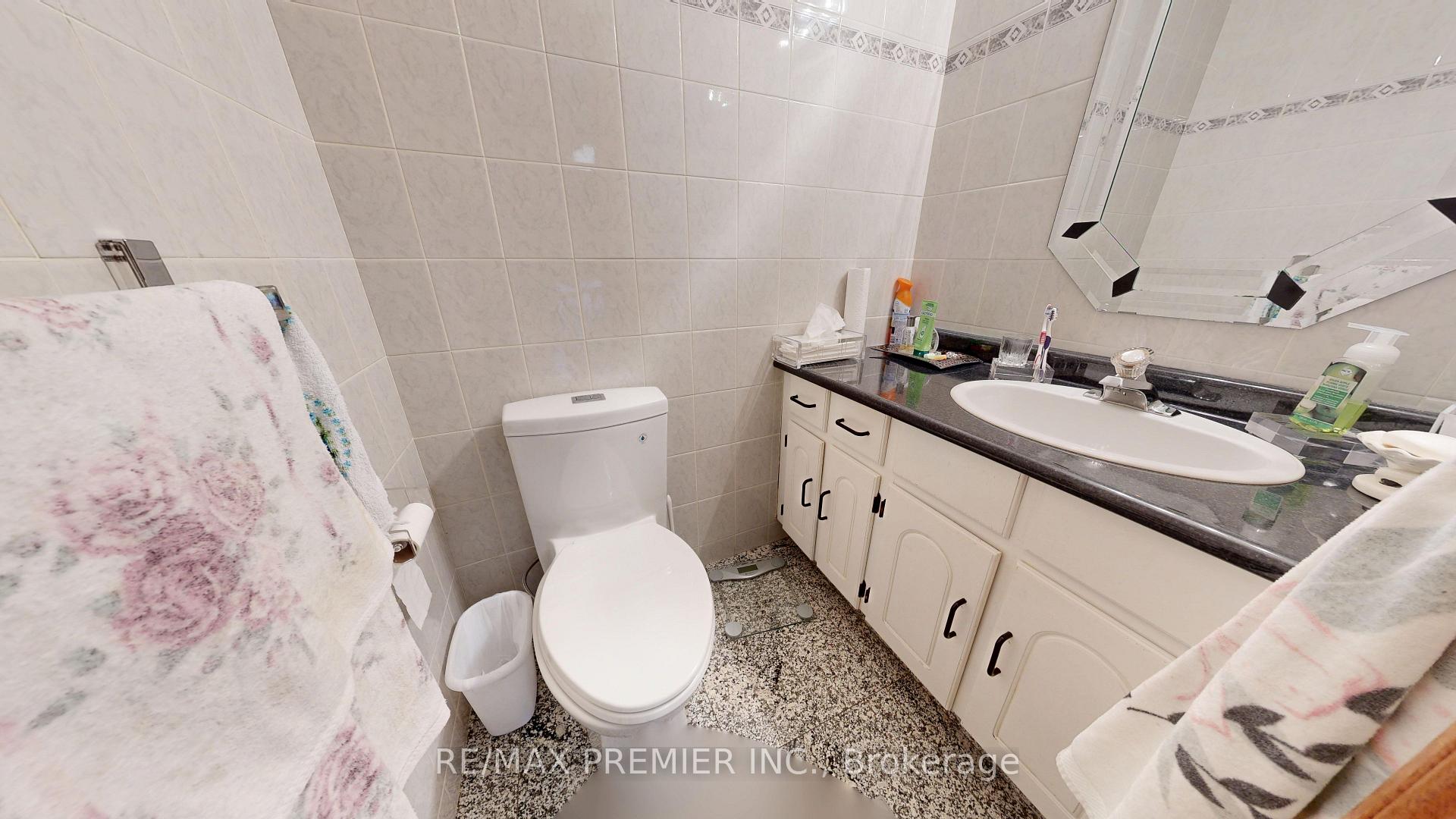 Photo 8 of 55 Chiswick Avenue, North York, Brookhaven-Amesbury — HOMEH