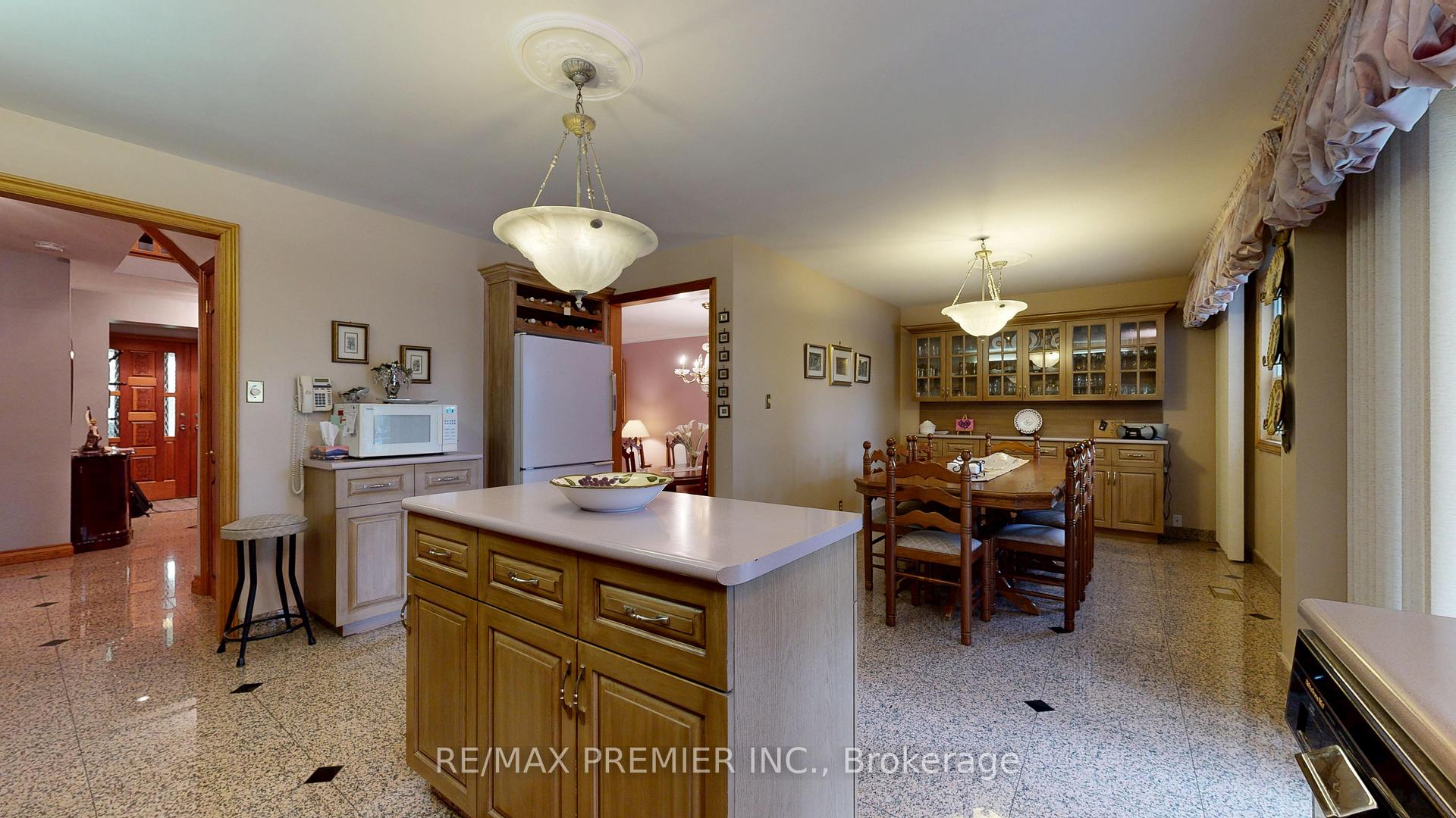 Photo 9 of 55 Chiswick Avenue, North York, Brookhaven-Amesbury — HOMEH