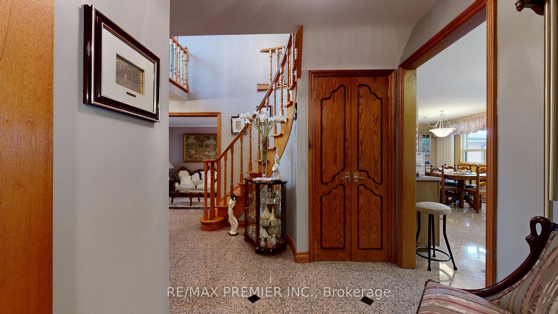 Photo 10 of 55 Chiswick Avenue, North York, Brookhaven-Amesbury — HOMEH