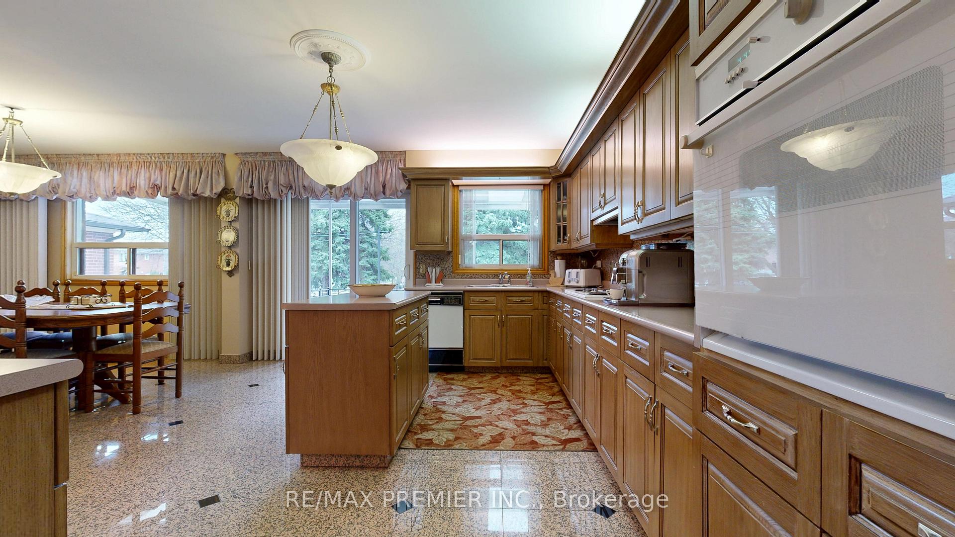 Photo 11 of 55 Chiswick Avenue, North York, Brookhaven-Amesbury — HOMEH