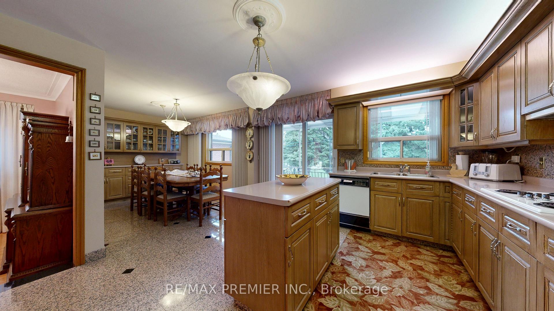 Photo 12 of 55 Chiswick Avenue, North York, Brookhaven-Amesbury — HOMEH