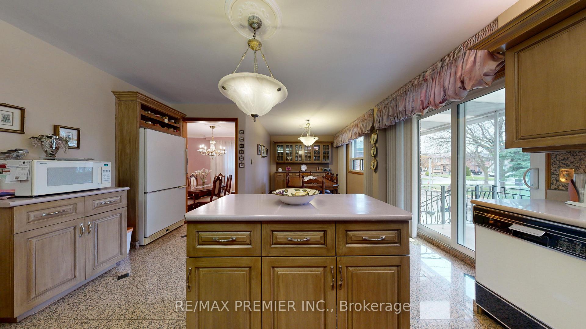 Photo 13 of 55 Chiswick Avenue, North York, Brookhaven-Amesbury — HOMEH