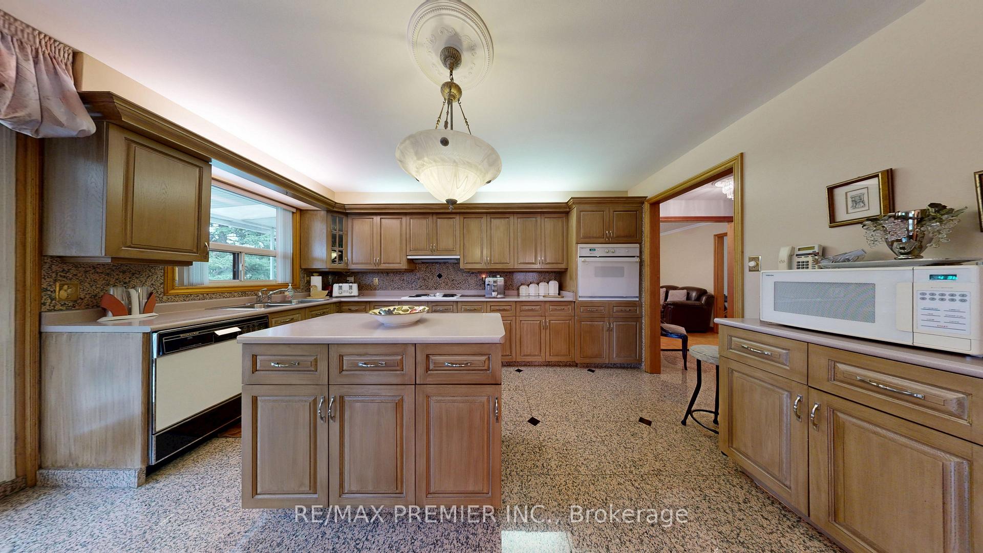 Photo 14 of 55 Chiswick Avenue, North York, Brookhaven-Amesbury — HOMEH