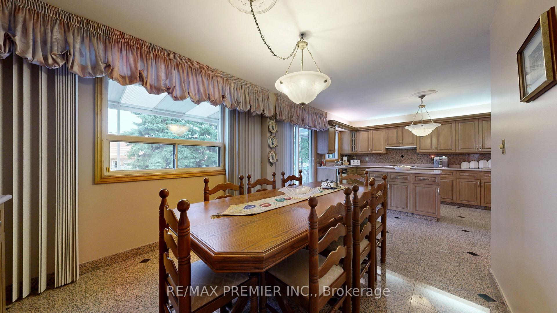 Photo 17 of 55 Chiswick Avenue, North York, Brookhaven-Amesbury — HOMEH