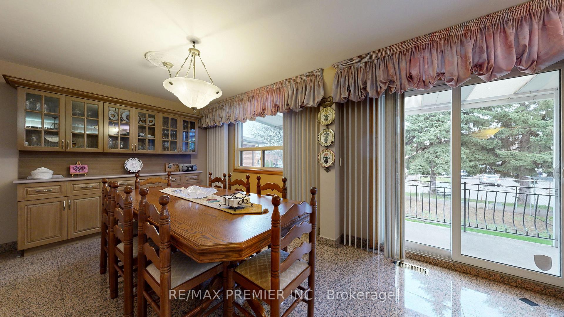 Photo 18 of 55 Chiswick Avenue, North York, Brookhaven-Amesbury — HOMEH
