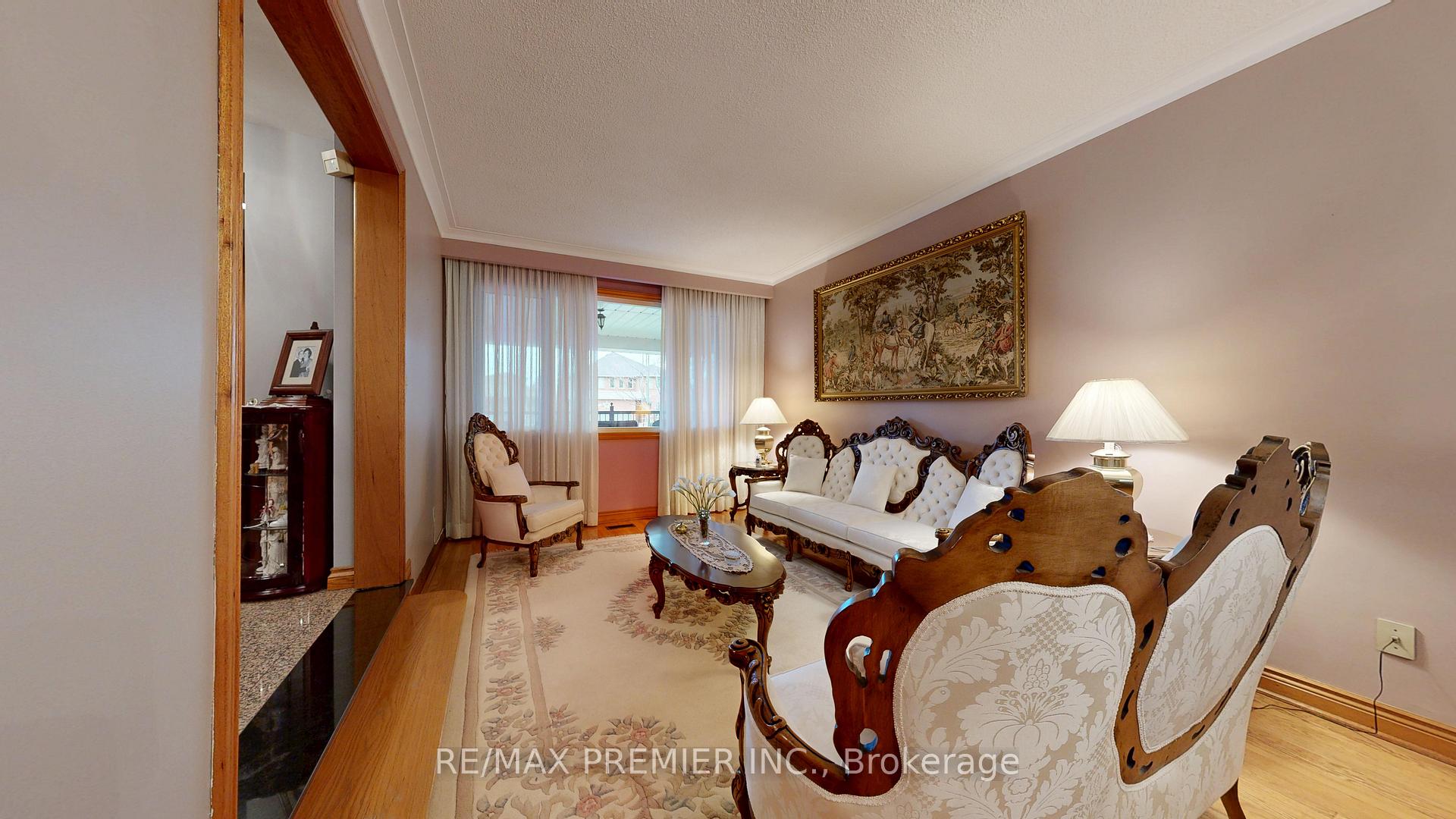 Photo 22 of 55 Chiswick Avenue, North York, Brookhaven-Amesbury — HOMEH
