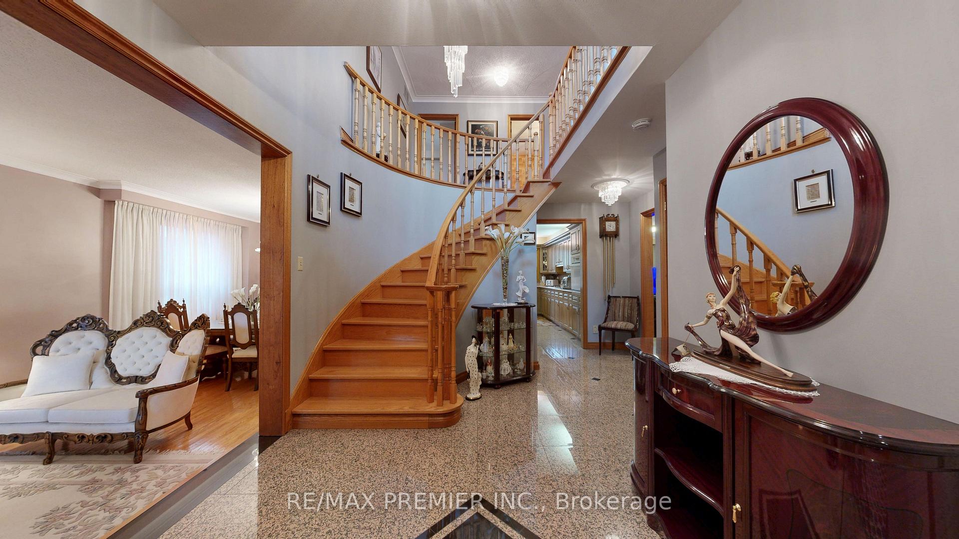Photo 25 of 55 Chiswick Avenue, North York, Brookhaven-Amesbury — HOMEH