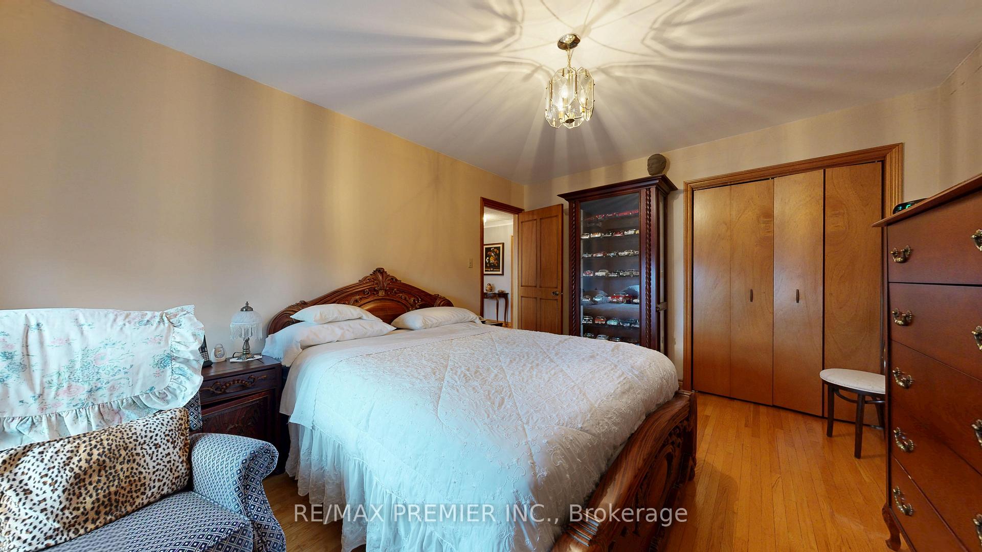 Photo 33 of 55 Chiswick Avenue, North York, Brookhaven-Amesbury — HOMEH