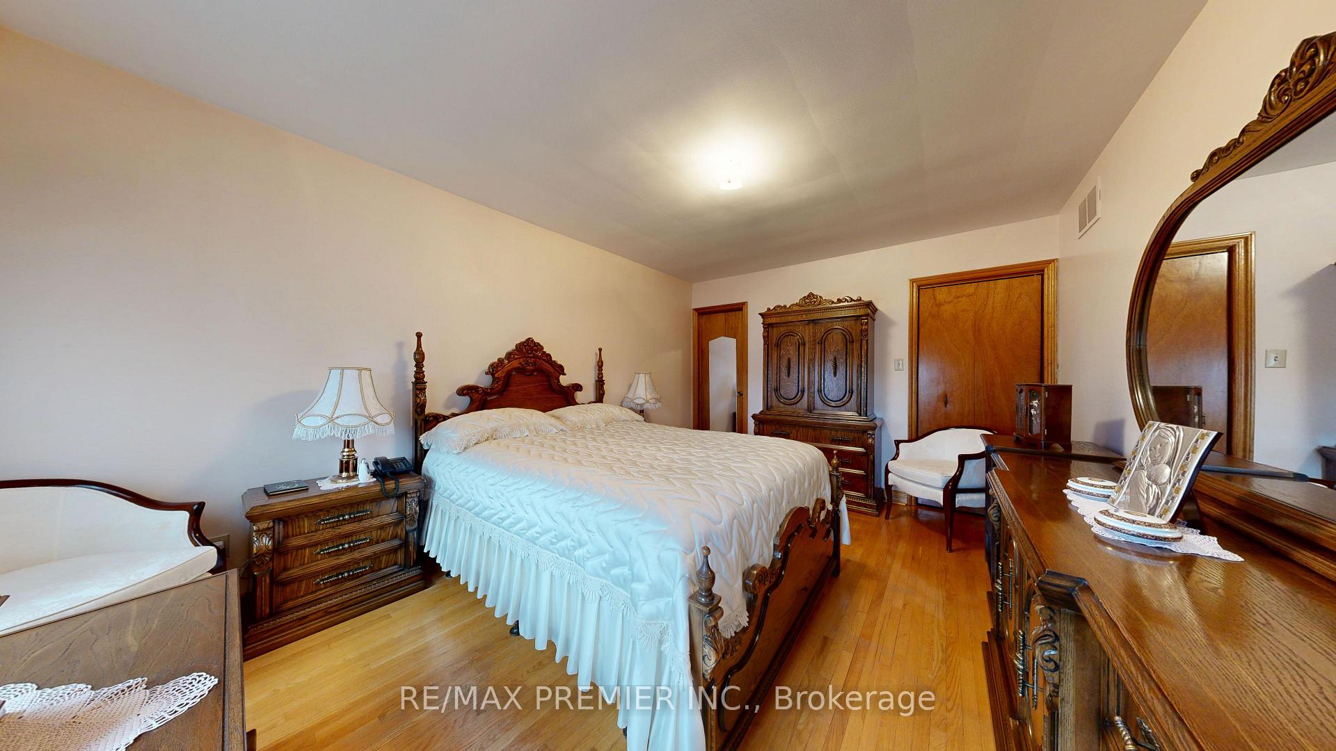 Photo 34 of 55 Chiswick Avenue, North York, Brookhaven-Amesbury — HOMEH