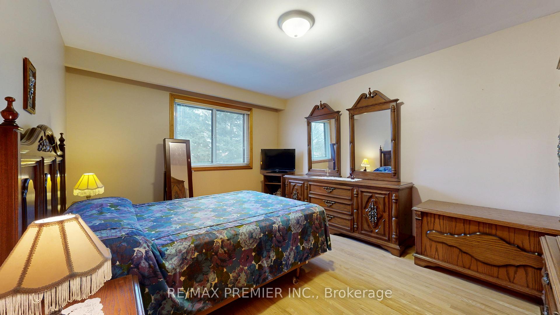 Photo 37 of 55 Chiswick Avenue, North York, Brookhaven-Amesbury — HOMEH
