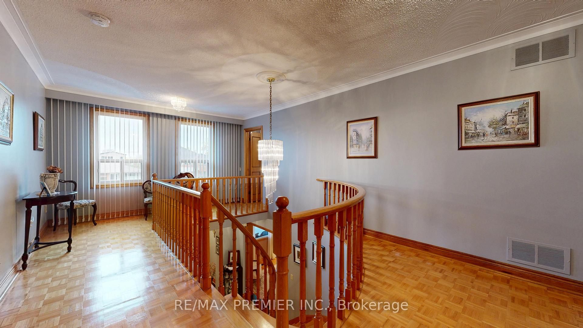 Photo 39 of 55 Chiswick Avenue, North York, Brookhaven-Amesbury — HOMEH