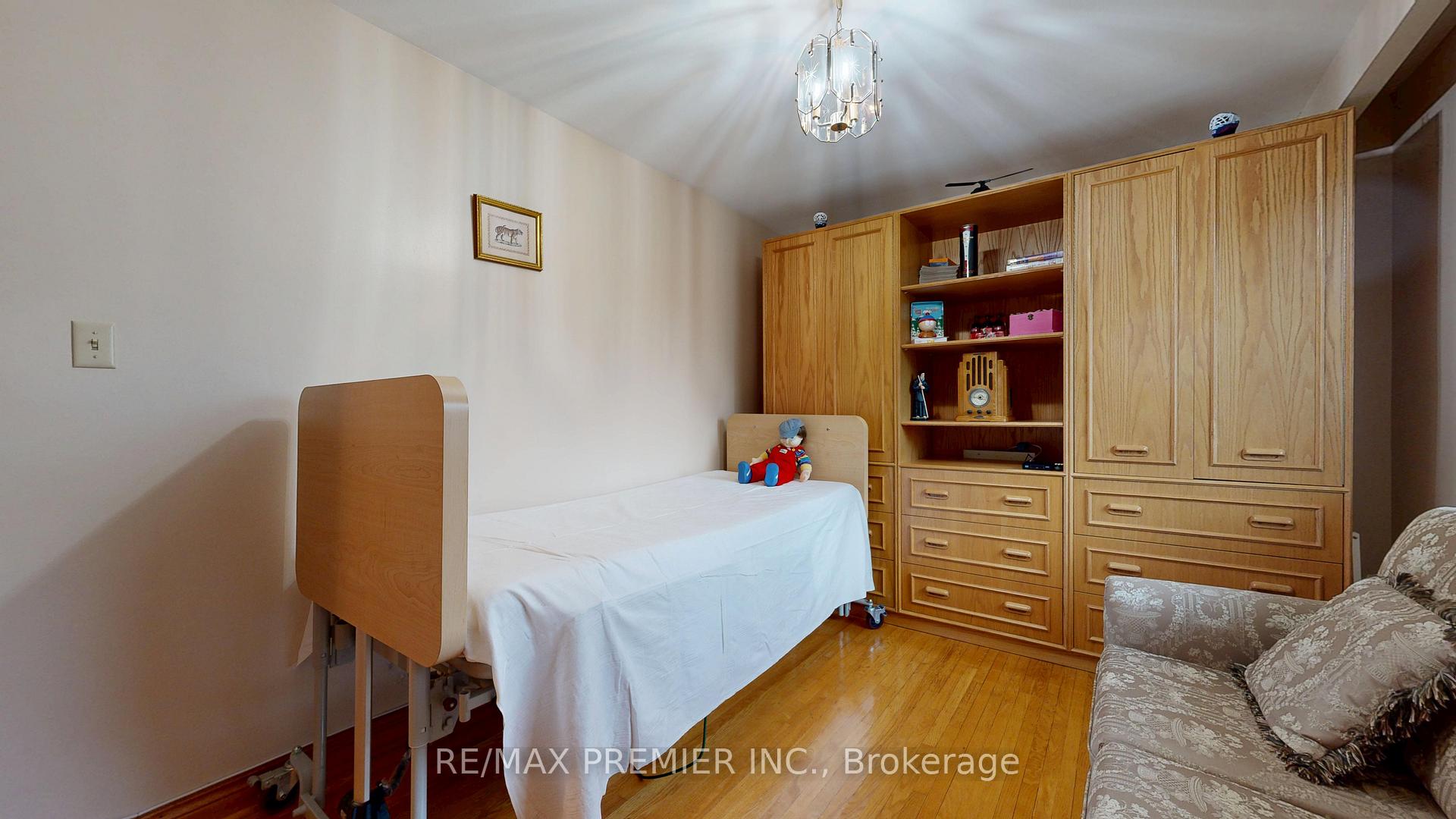 Photo 40 of 55 Chiswick Avenue, North York, Brookhaven-Amesbury — HOMEH