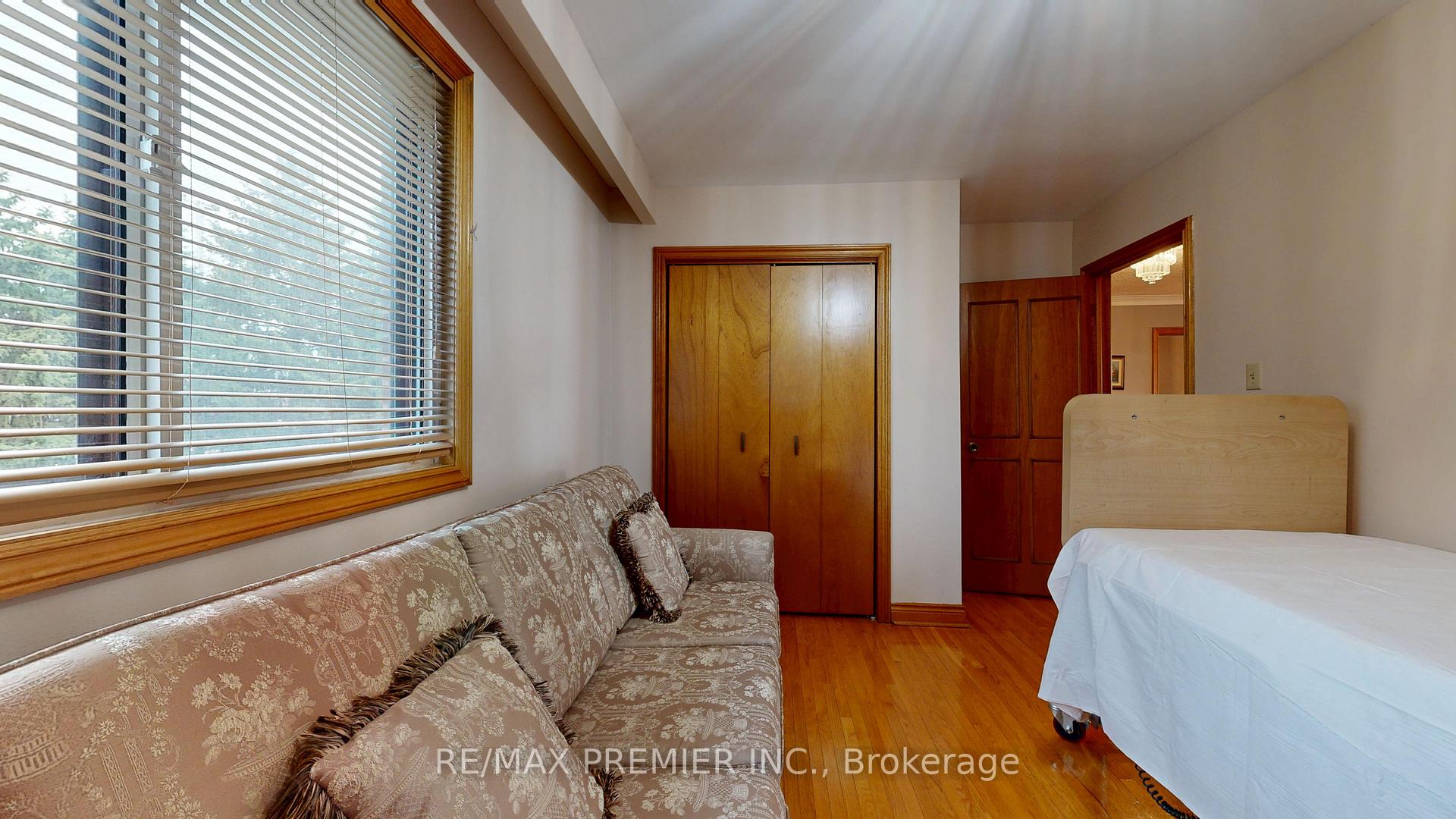 Photo 41 of 55 Chiswick Avenue, North York, Brookhaven-Amesbury — HOMEH