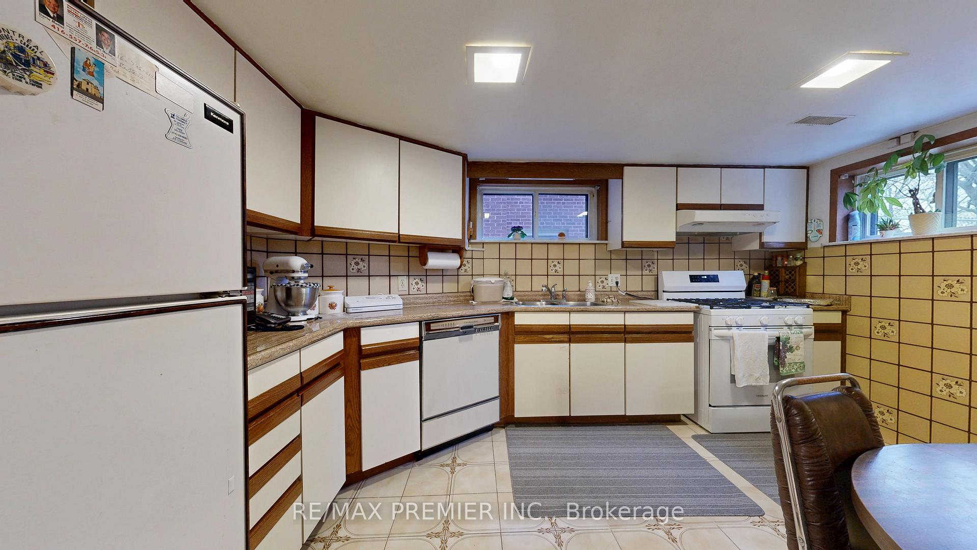 Photo 44 of 55 Chiswick Avenue, North York, Brookhaven-Amesbury — HOMEH