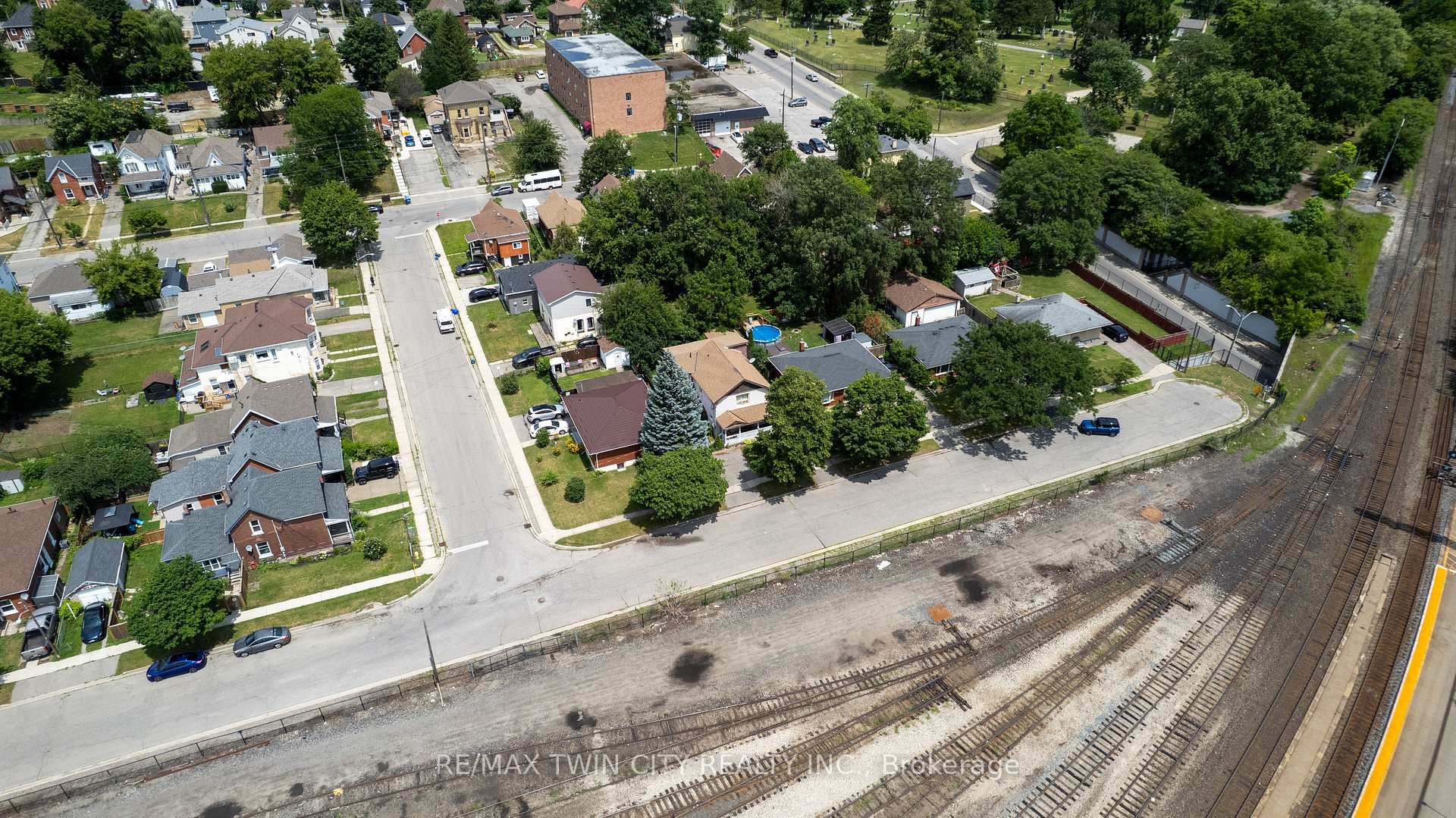 Photo 33 of 13 Usher Street, Brantford, Downtown Core — HOMEH