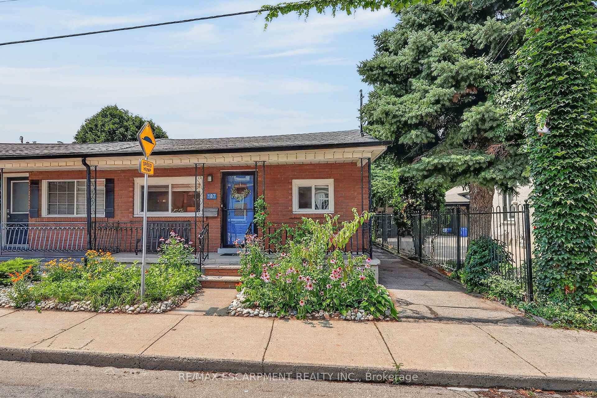 Front of 187 Ray Street N