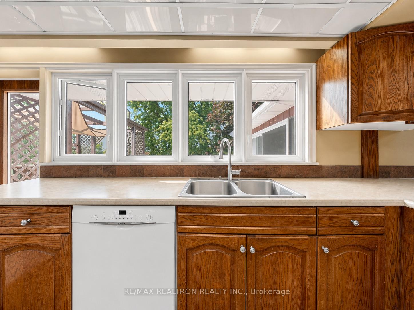 Photo 9 of 22 Longbridge Road, Vaughan, Uplands — HOMEH