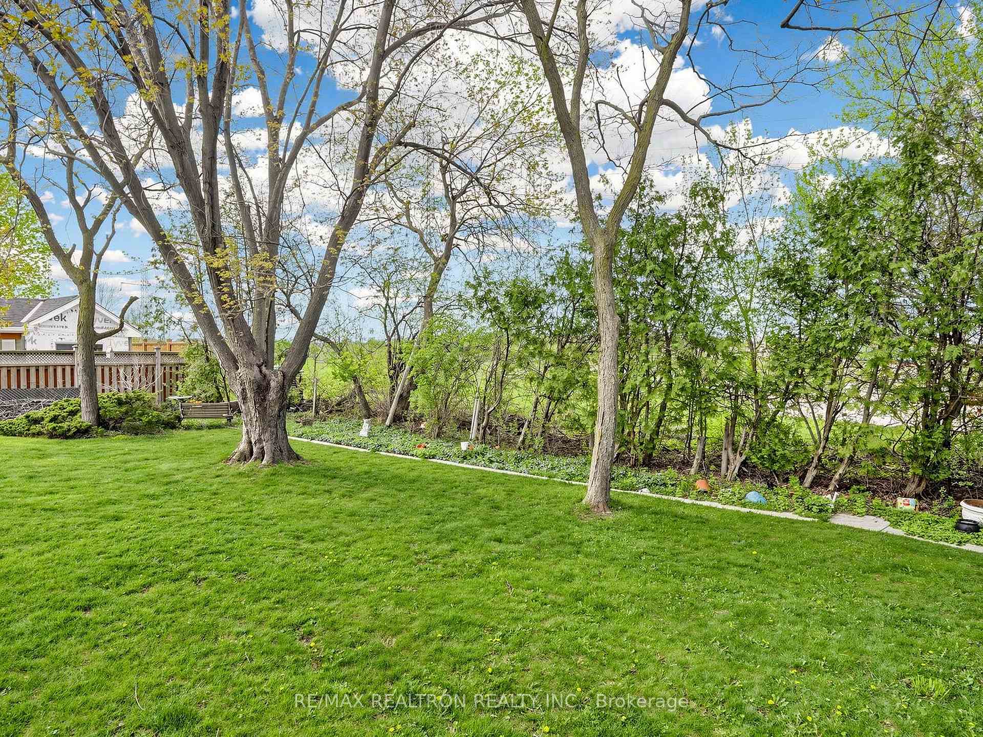 Photo 32 of 22 Longbridge Road, Vaughan, Uplands — HOMEH