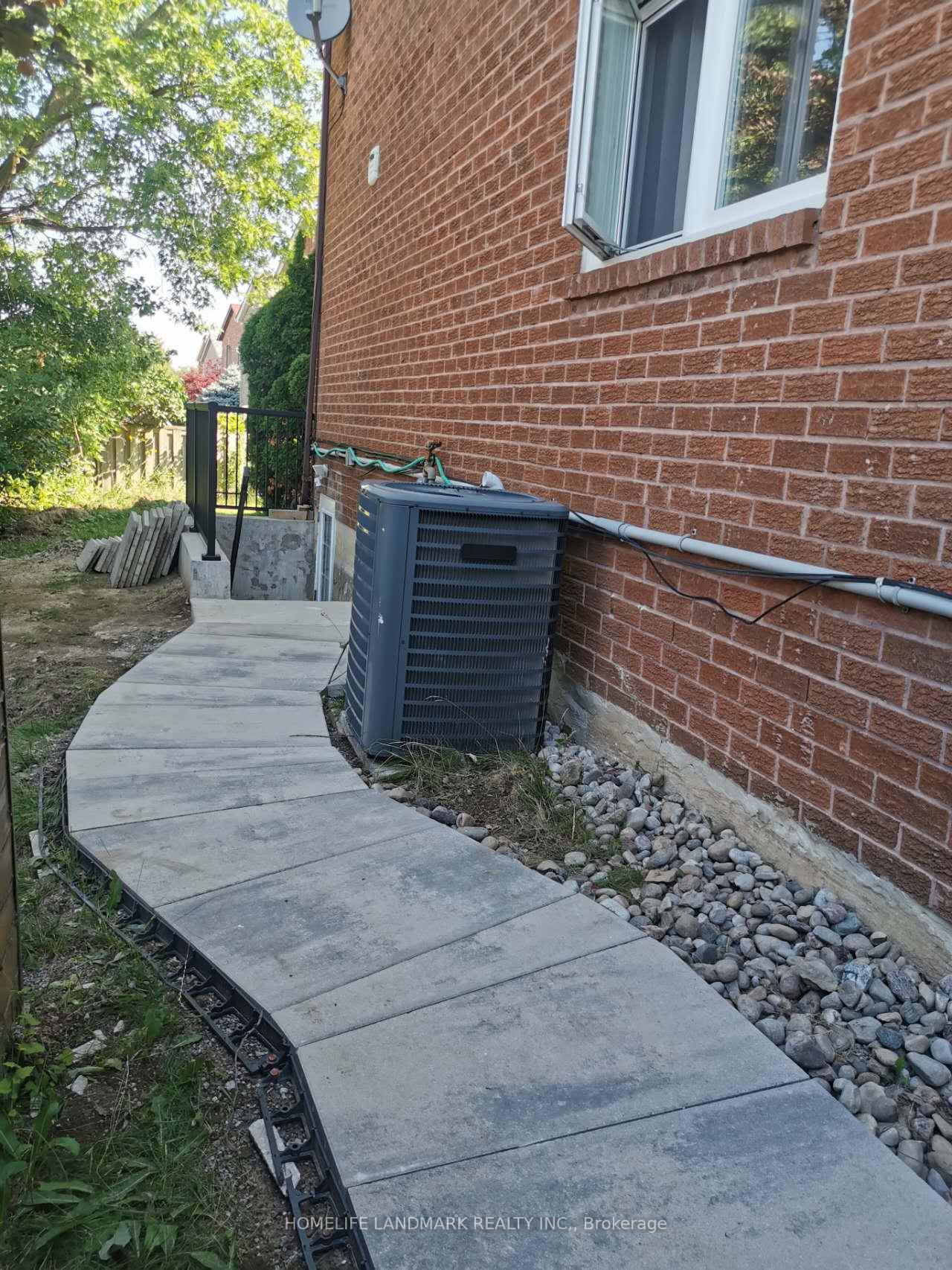 Photo 2 of 2 Maxwell Ct, Vaughan, Uplands — HOMEH