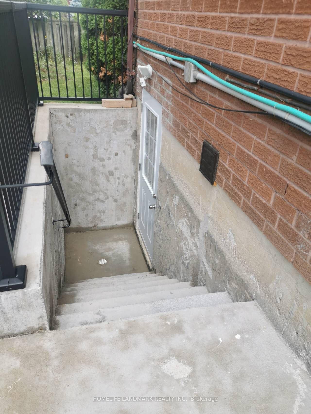 Photo 3 of 2 Maxwell Ct, Vaughan, Uplands — HOMEH