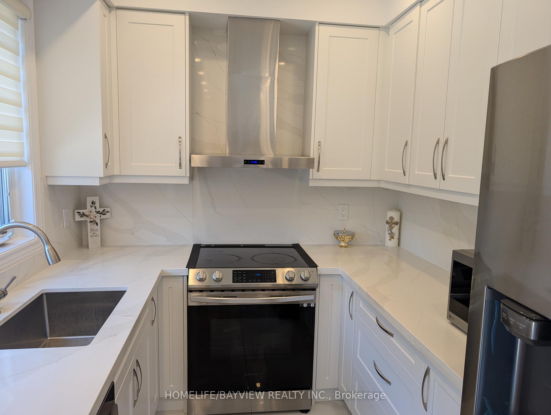 Photo 10 of 32 Devonsleigh Drive, Brampton, Fletcher's Meadow — HOMEH