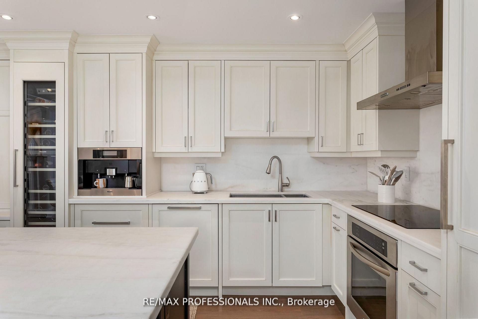 Photo 4 of Unit 304, 71 Old Mill Road, Etobicoke, Kingsway South — HOMEH