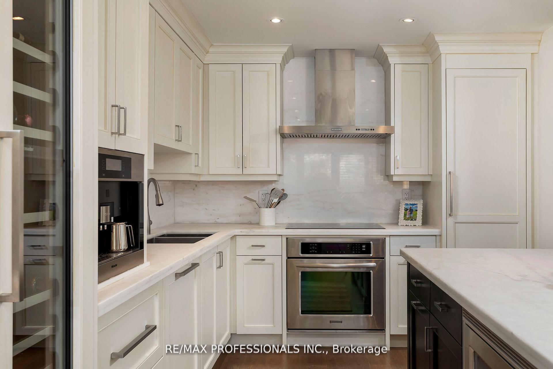 Photo 5 of Unit 304, 71 Old Mill Road, Etobicoke, Kingsway South — HOMEH
