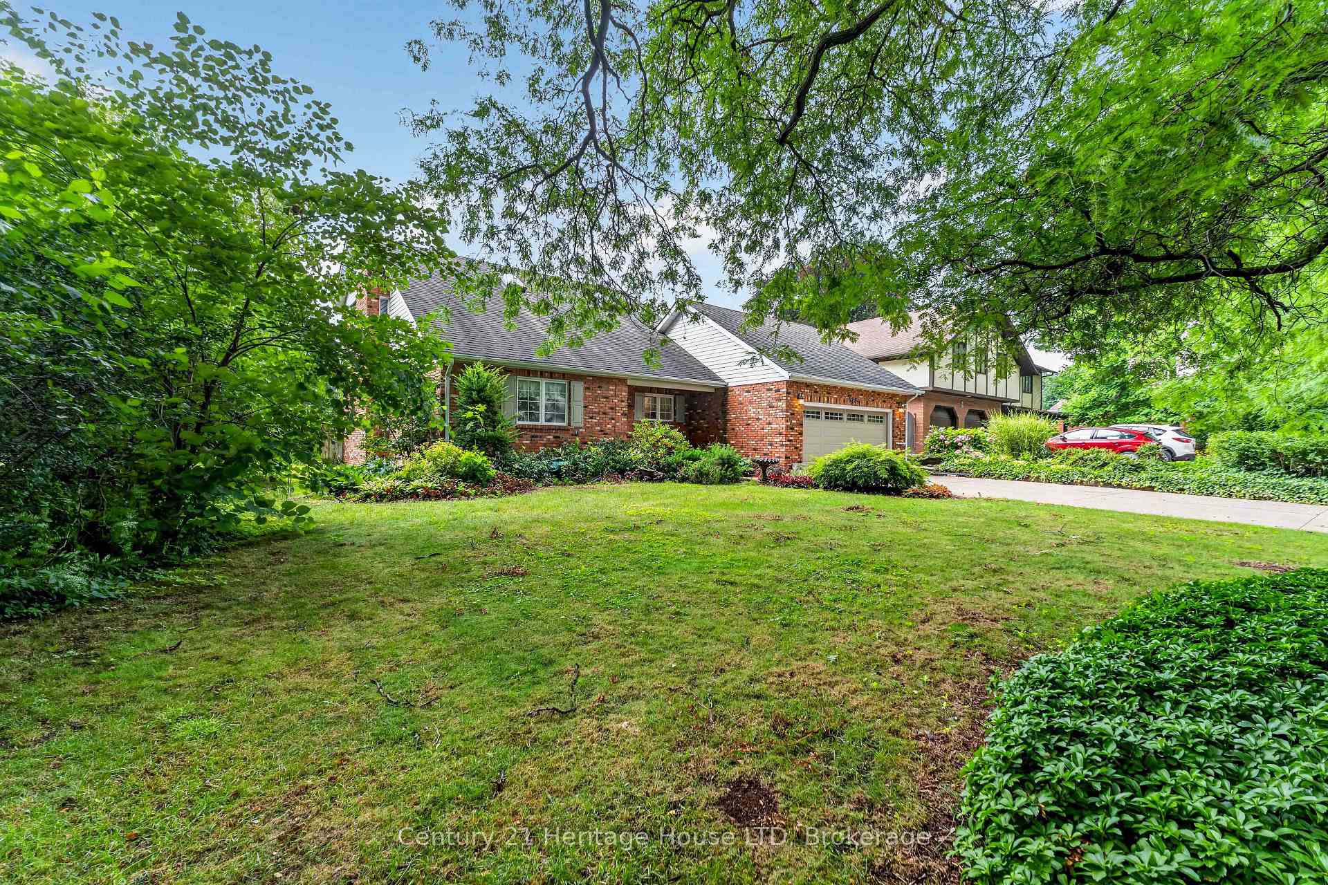 Photo 2 of 6254 Gore Street, Niagara Falls, Stamford — HOMEH