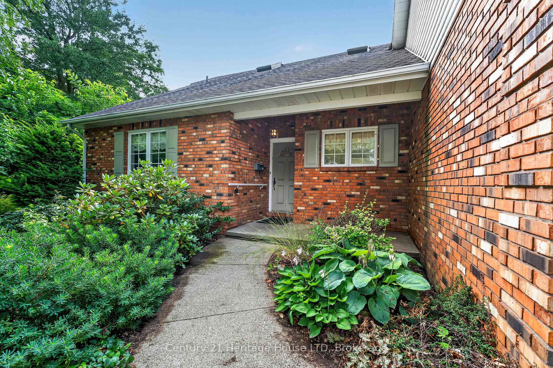 Photo 3 of 6254 Gore Street, Niagara Falls, Stamford — HOMEH