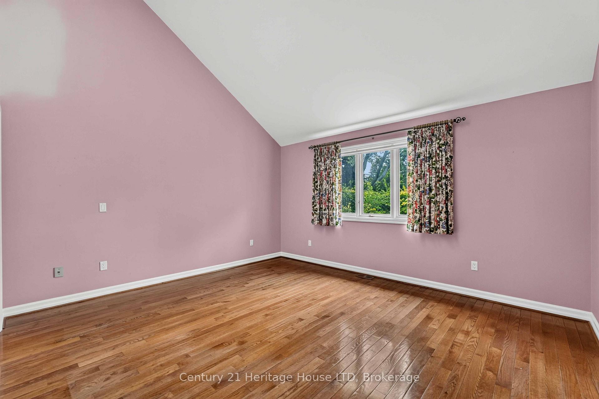 Photo 10 of 6254 Gore Street, Niagara Falls, Stamford — HOMEH