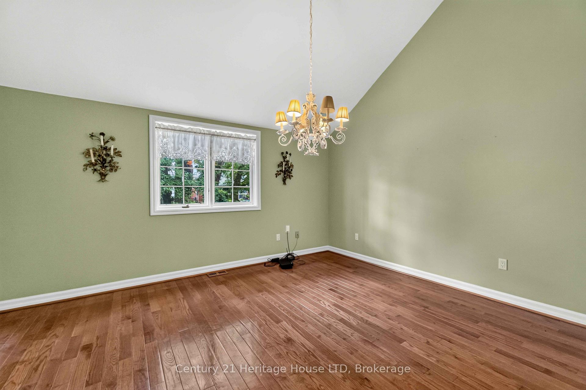 Photo 13 of 6254 Gore Street, Niagara Falls, Stamford — HOMEH