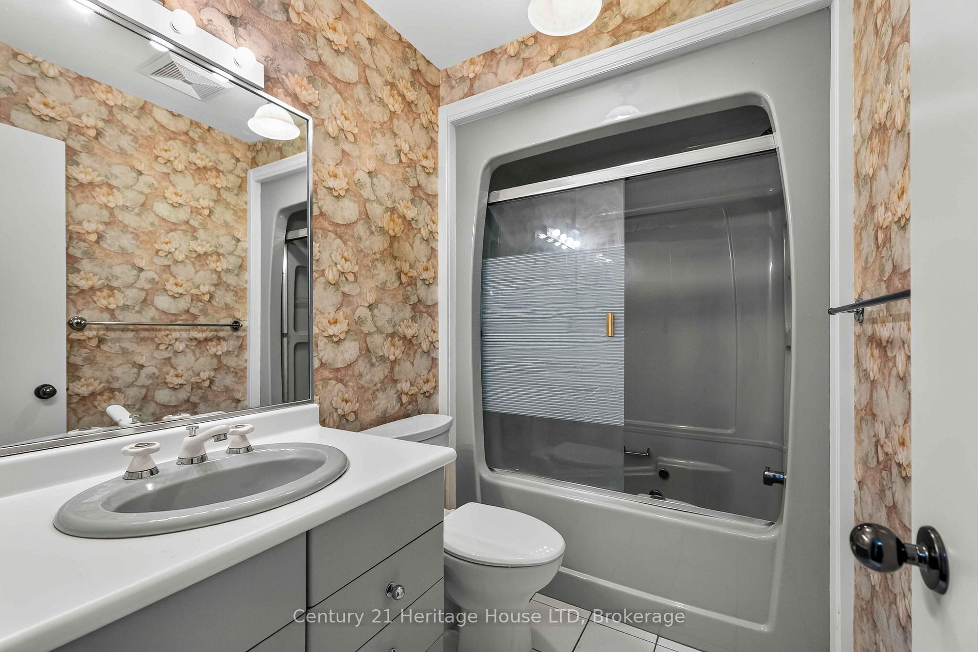 Photo 14 of 6254 Gore Street, Niagara Falls, Stamford — HOMEH