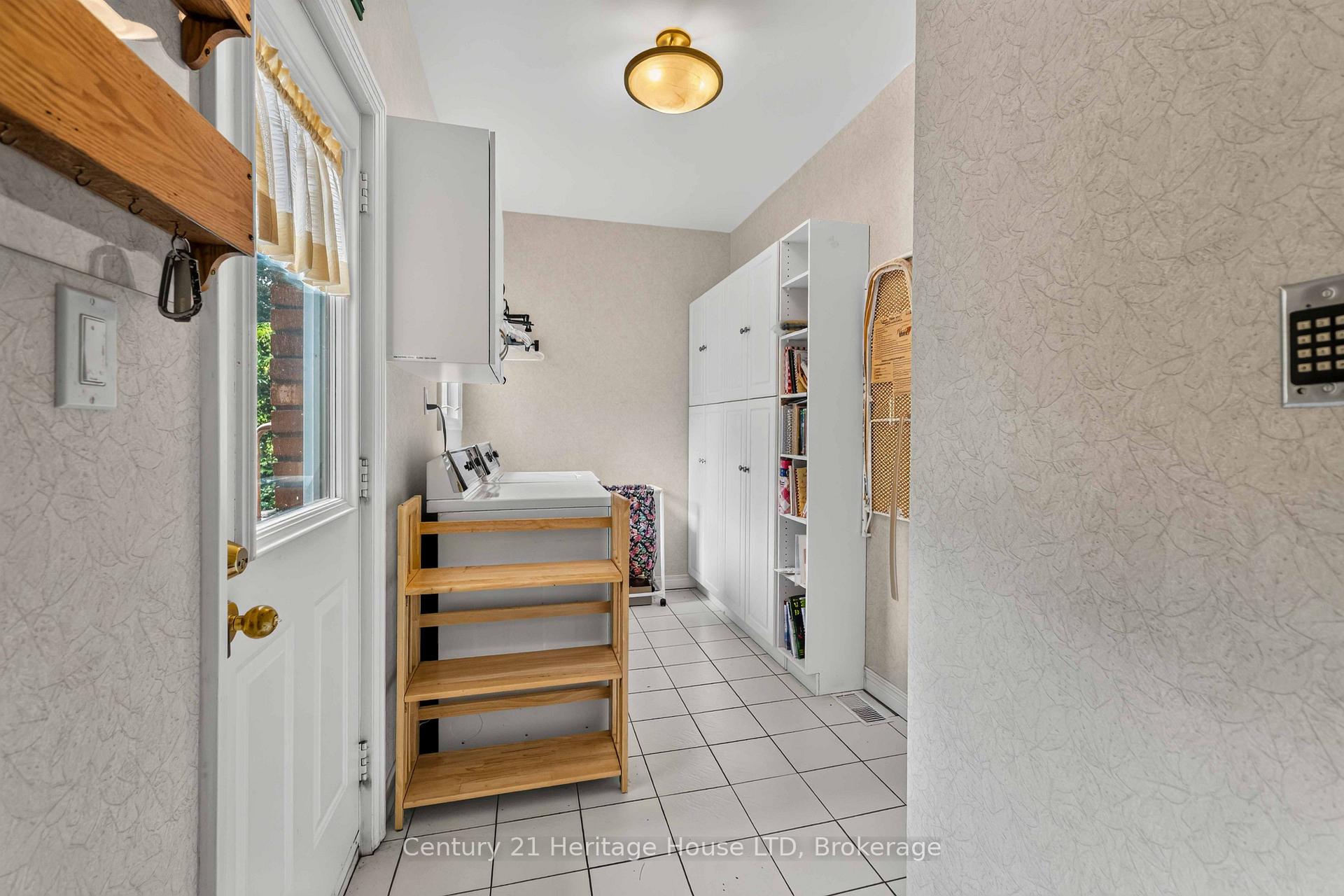 Photo 15 of 6254 Gore Street, Niagara Falls, Stamford — HOMEH