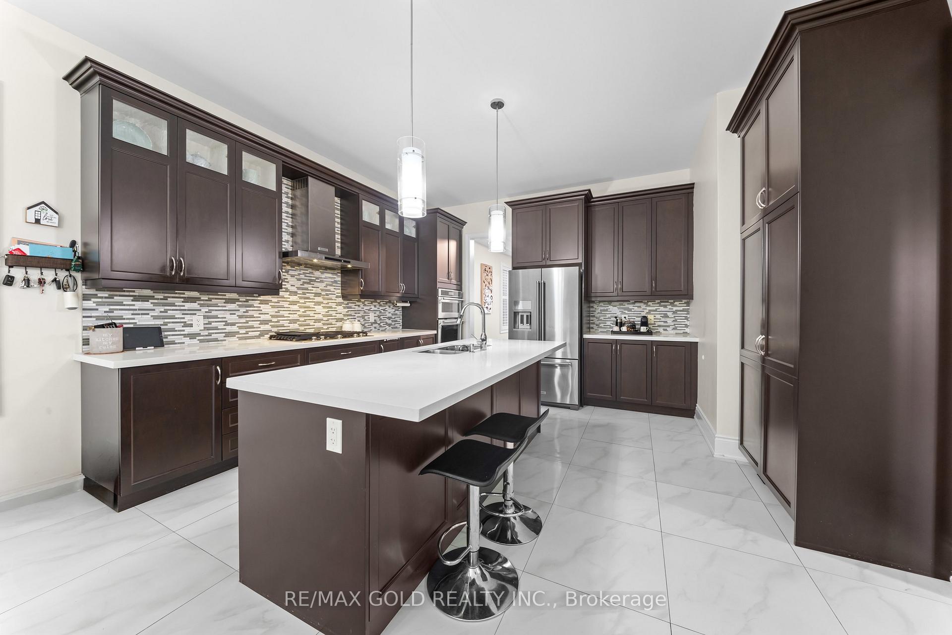 Photo 8 of 26 Spain Crescent, Brampton, Toronto Gore Rural Estate — HOMEH