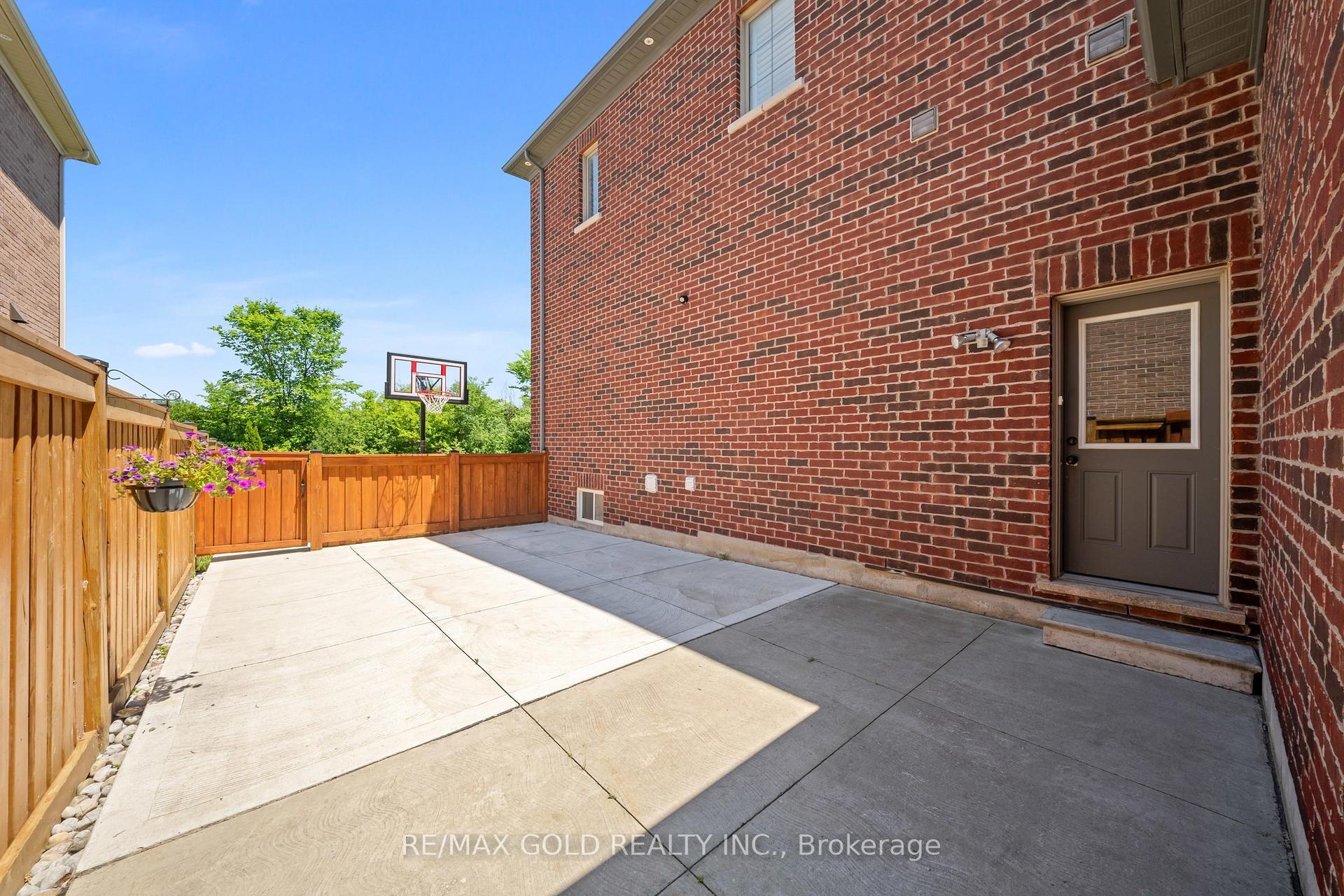 Photo 38 of 26 Spain Crescent, Brampton, Toronto Gore Rural Estate — HOMEH