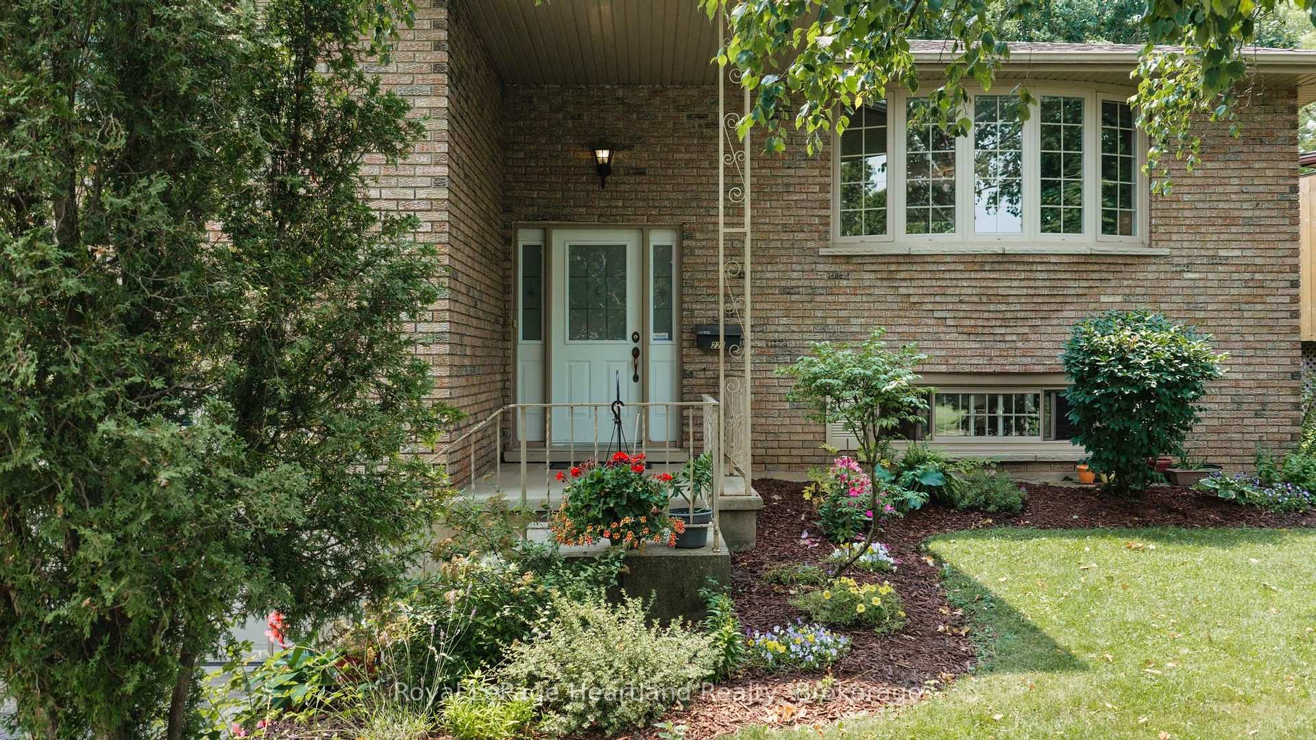 Photo 2 of 223 Kemp Crescent, Stratford — HOMEH