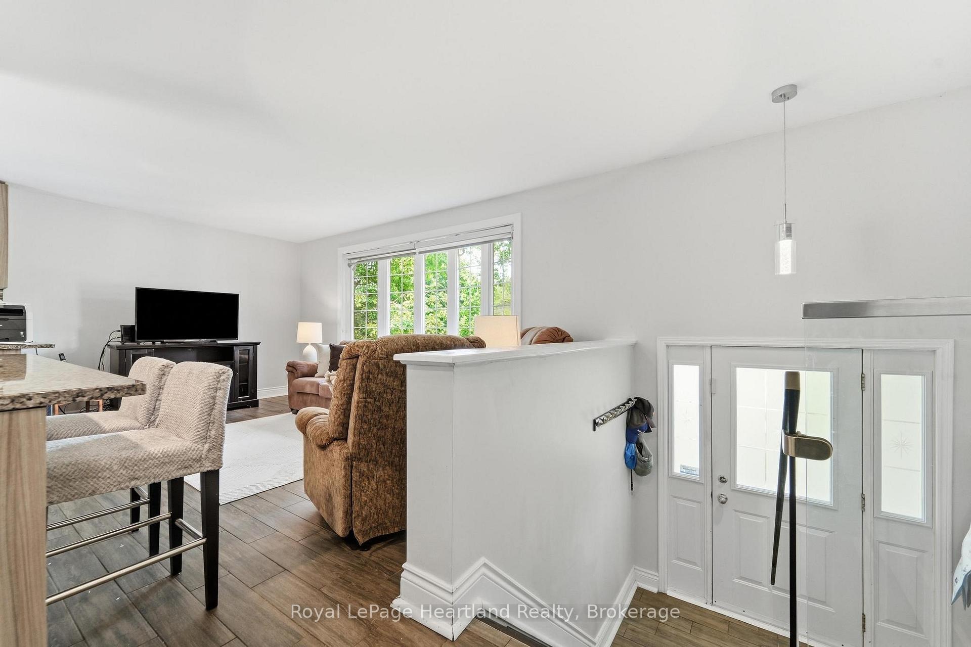 Photo 5 of 223 Kemp Crescent, Stratford — HOMEH