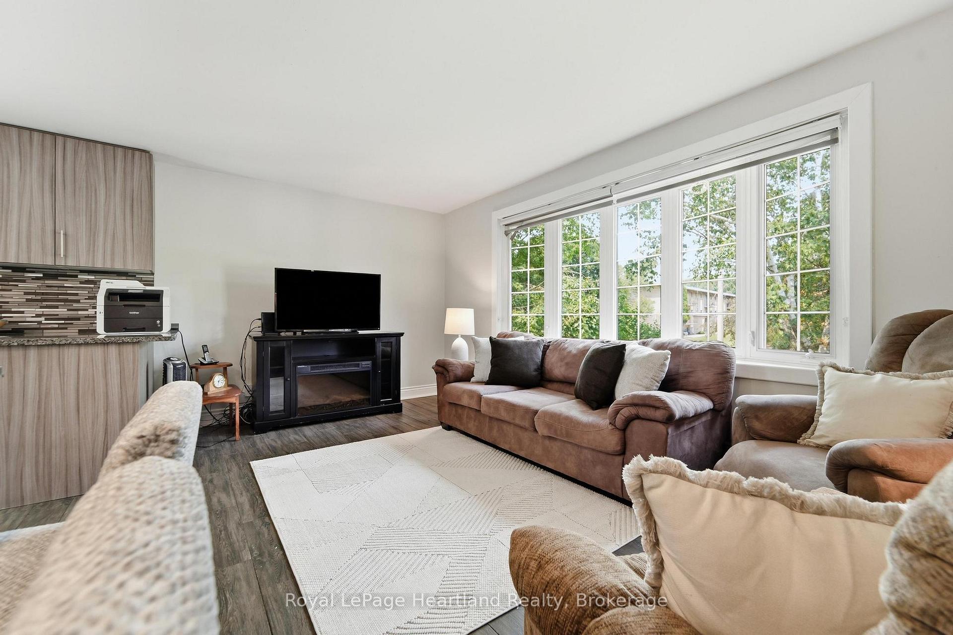 Photo 6 of 223 Kemp Crescent, Stratford — HOMEH