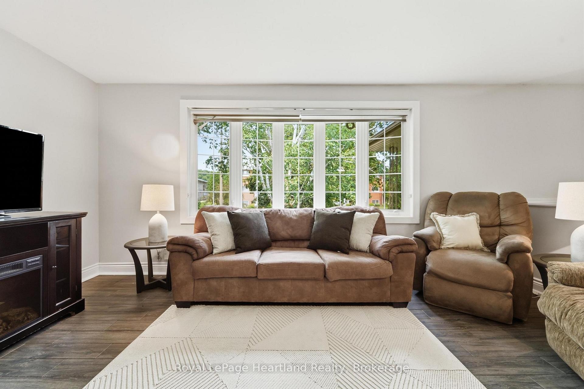 Photo 7 of 223 Kemp Crescent, Stratford — HOMEH