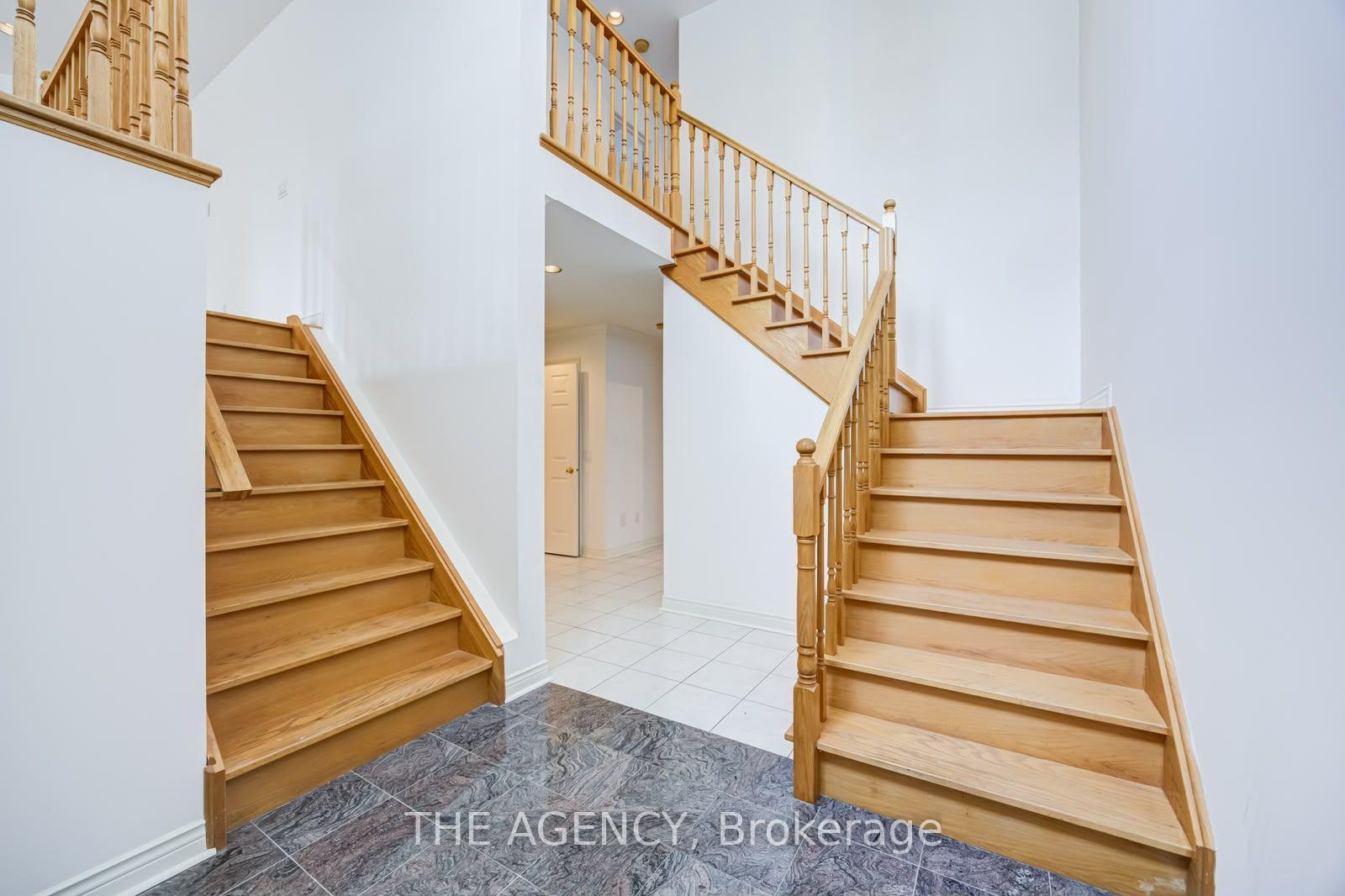 Photo 3 of 68 Townsgate Drive, Vaughan, Crestwood-Springfarm-Yorkhill — HOMEH