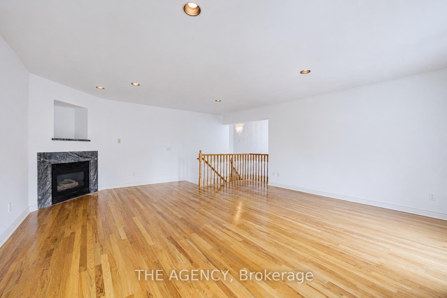 Photo 4 of 68 Townsgate Drive, Vaughan, Crestwood-Springfarm-Yorkhill — HOMEH
