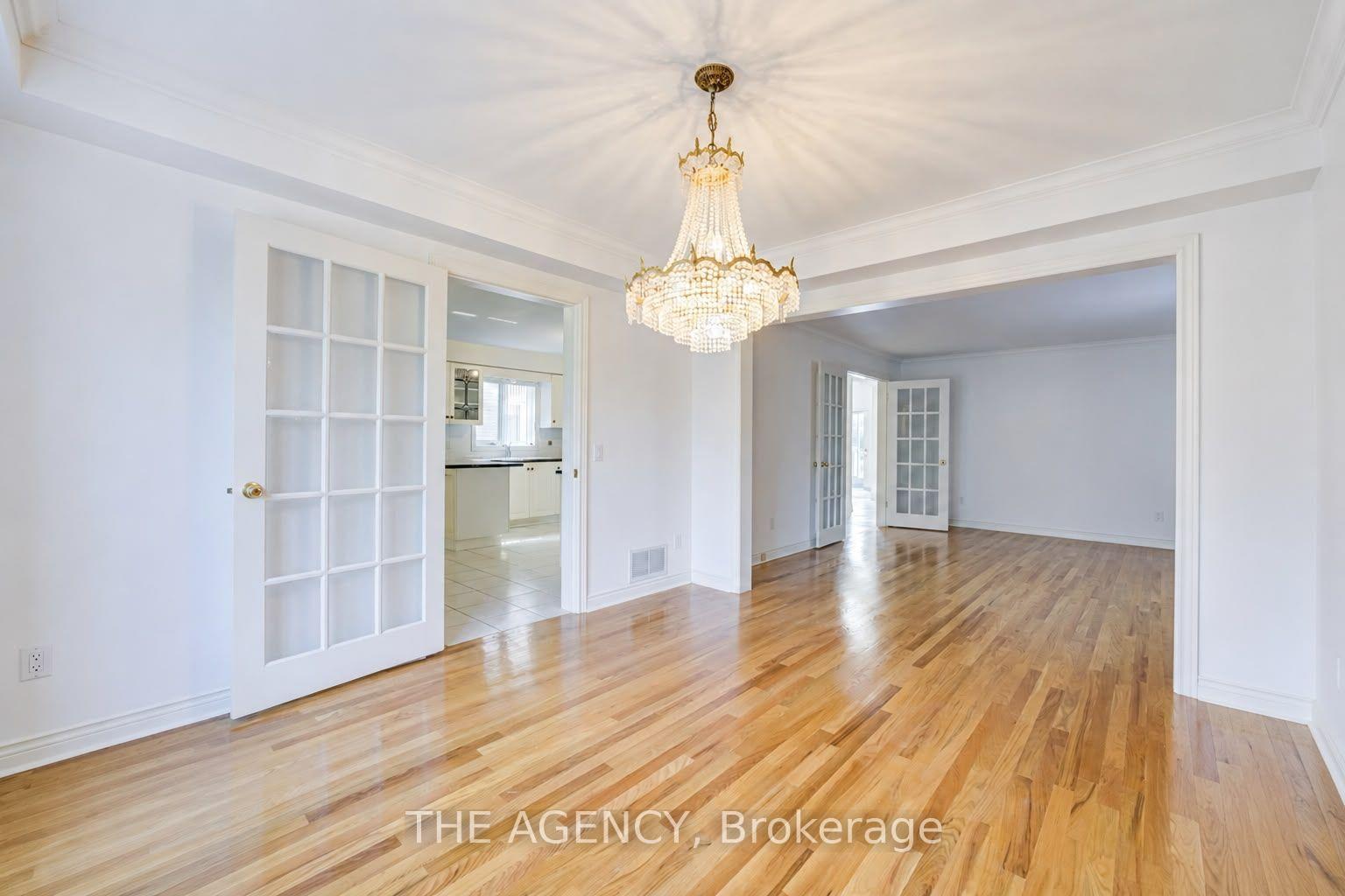 Photo 7 of 68 Townsgate Drive, Vaughan, Crestwood-Springfarm-Yorkhill — HOMEH