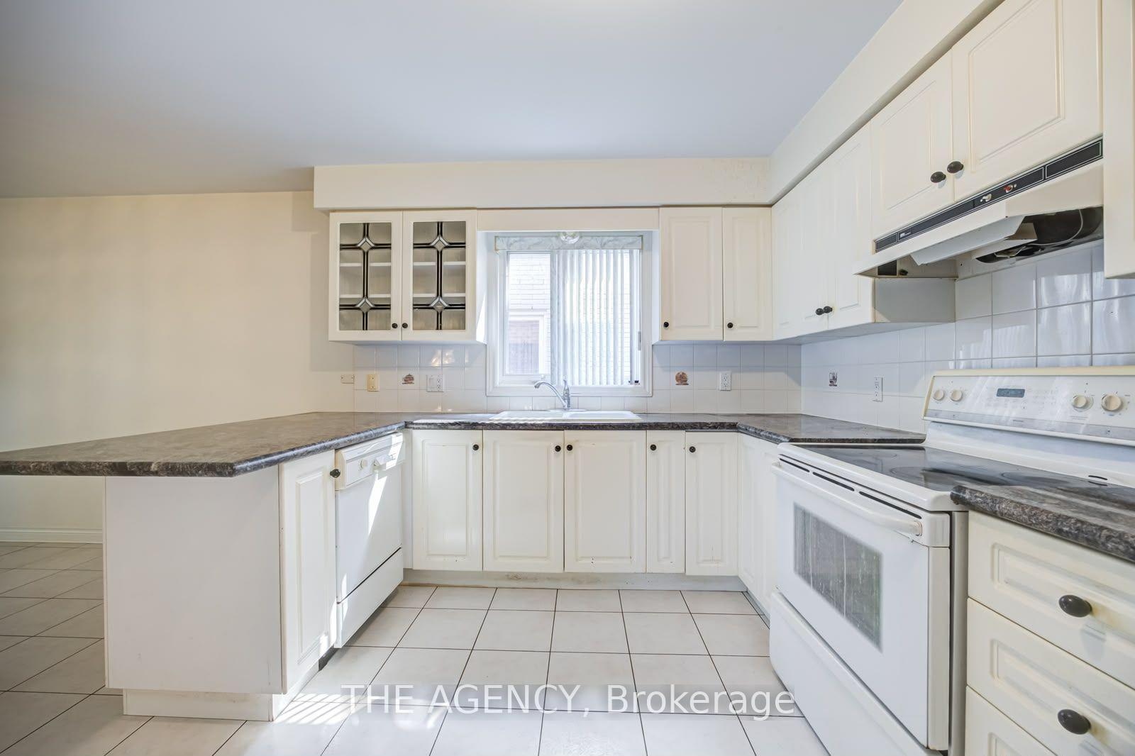 Photo 9 of 68 Townsgate Drive, Vaughan, Crestwood-Springfarm-Yorkhill — HOMEH
