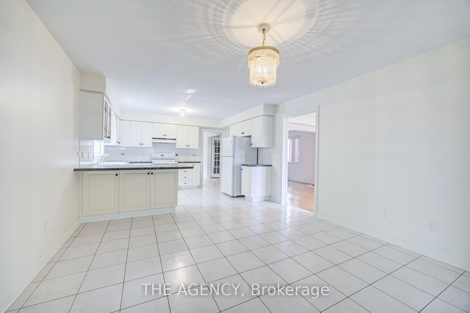 Photo 10 of 68 Townsgate Drive, Vaughan, Crestwood-Springfarm-Yorkhill — HOMEH