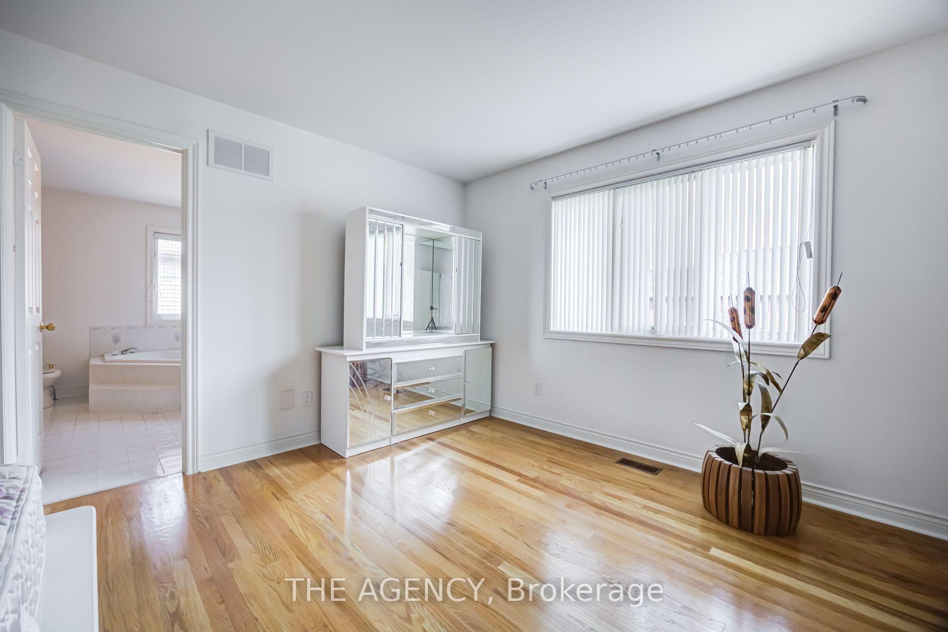 Photo 16 of 68 Townsgate Drive, Vaughan, Crestwood-Springfarm-Yorkhill — HOMEH