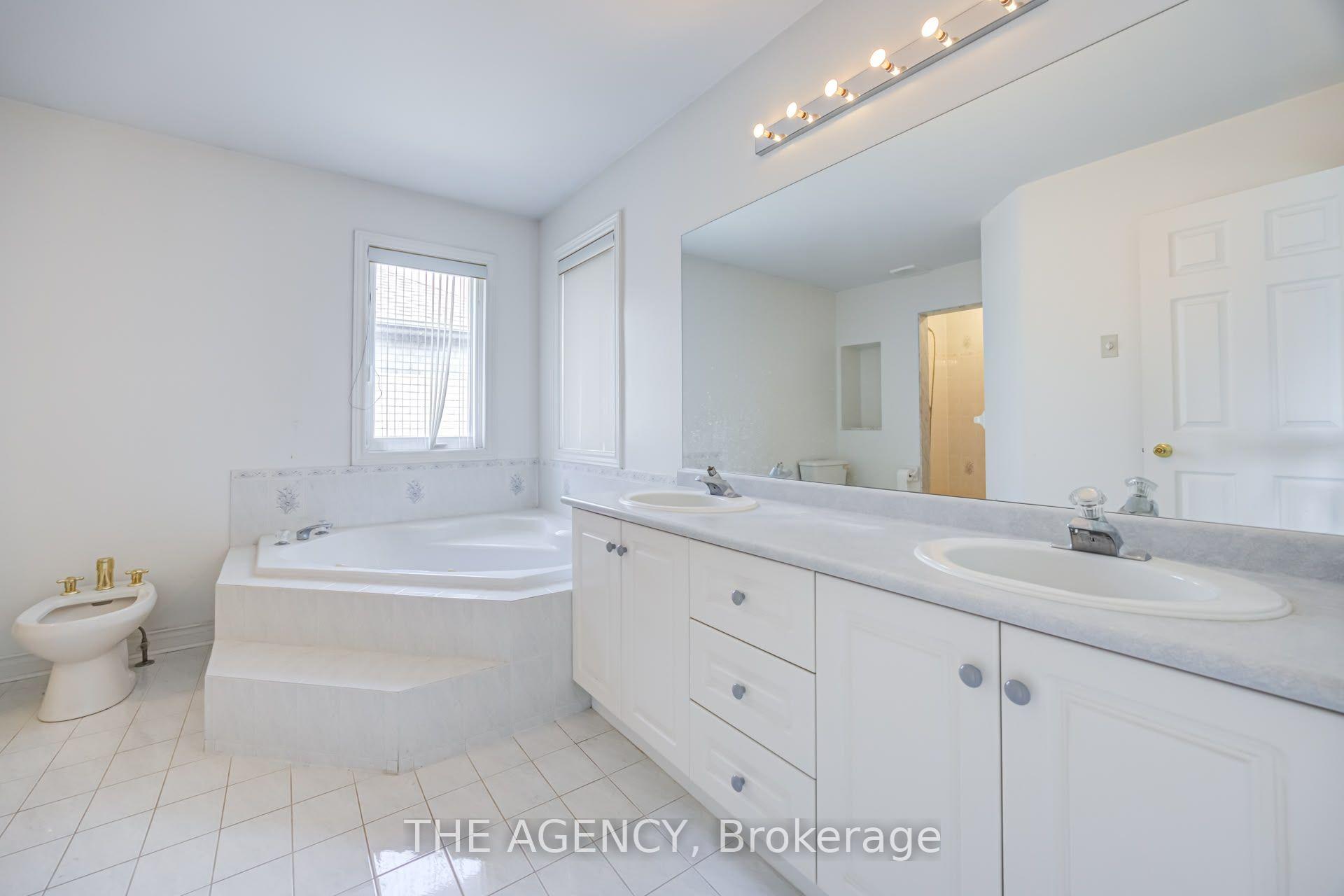 Photo 17 of 68 Townsgate Drive, Vaughan, Crestwood-Springfarm-Yorkhill — HOMEH
