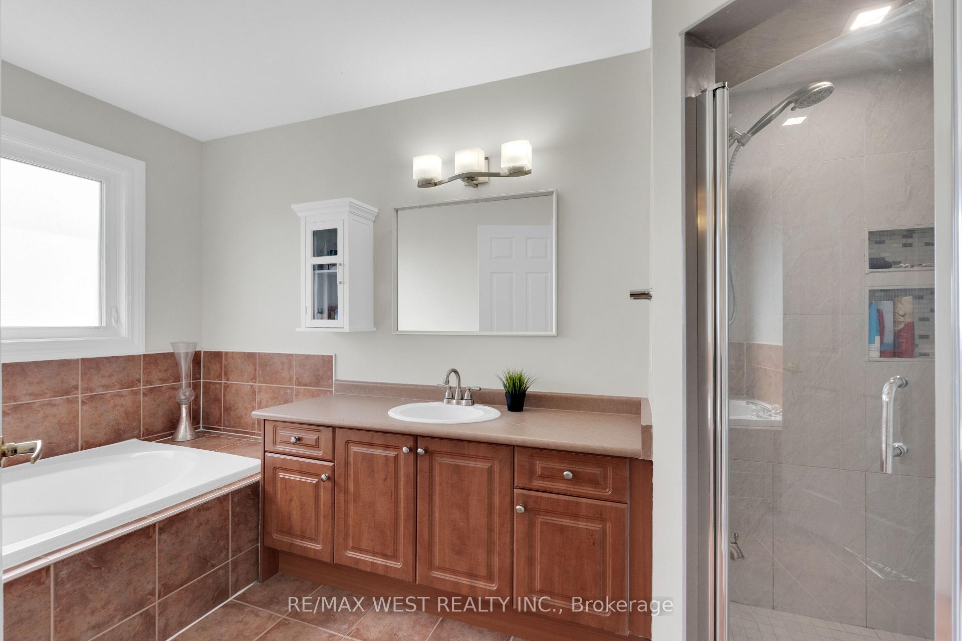Photo 20 of 312 Ellwood Drive W, Caledon, Bolton West — HOMEH